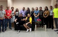 #ParaTodosVerem: Fotografia colorida em ambiente fechado, na foto está presente os alunos e professores do curso de libras, todo