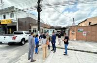 Fotografia em ambiente externo que reúne homens e mulheres em frente a VT de Capanema 