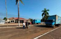 Fotografia em frente a Vara do Trabalho de Altamira com três homens do lado esquerdo e um caminhão do lado direito