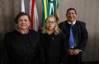 Fotografia colorida da atual presidente, vice-presidente e o corregedor. 