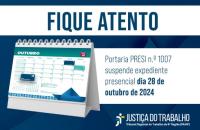 ParaTodosVerem: Arte gráfica com fundo azul escuro. No topo, a frase "Fique atento" em letras garrafais na cor azul. Abaixo, uma