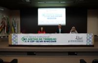 Fotografia em ambiente fechado que reúne duas mulheres e um homem