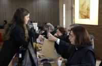 Foto colorida. O desembargador Itamar Junior deposita o voto na urna. Próximo a ele, os demais desembargadores