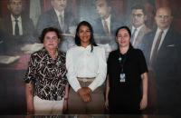 Foto colorida da vice-presidente do TRT-8, desembargadora Maria Valquíria Norat Coelho, ao lado da nova servidora Ive Caroline S