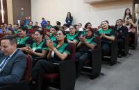 Fotografia em ambiente fechado que reúne os servidores terceirizados