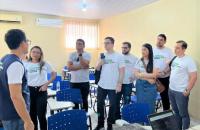 Foto colorida. Em sala de aula, o juíz Avertano Klautau, diante de outros magistrados, dá orientações sobre a itinerância.