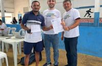 Foto colorida. Um morador de Soure posa ao lado do juiz do Trabalho e do servidor do TRT8 que lhe atendeu.
