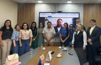Magistrados do TRT8 e o ministro do TST Lelio Bentes posam para foto ao lado de representantes do Marajó na Sala de Gestão.