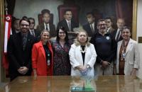 Foto colorida. Com a presidente ao centro, os novos gestores posam para foto na atessala da Presidência após solenidade de posse