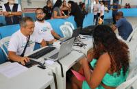 Foto colorida. Servidores do TRT8 atendem a população dentro de um ginásio no Marajó.