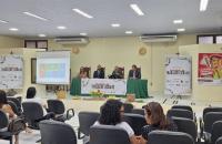 ParaTodosVerem: Fotografia em plano aberto dos palestrantes do seminário 