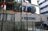 Foto colorida da fachada da sede do TRT-8, em Belém. 