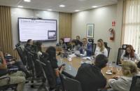 Foto colorida da sala de gestão do TRT-8 durante reunião do grupo de trabalho da COP 30.