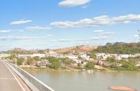 Reprodução de imagem do Google Maps. Vista da orla da cidade de Xinguara a partir da ponte sobre o Rio Fresco.