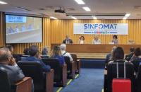 Foto 1. Auditório da Enamat, com representantes na bancada e diversas pessoas na plateia. Foto 2. Os gestores da EJUD8.