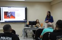 #ParaTodosVerem: Fotografia colorida de Luisa Leão, no fundo a apresentação sobre o tema deficiência visual. 