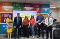 Foto colorida. Na sala do LIODS, de pé, lado a lado, representantes do Ministério Público e servidores do TRT-8, durante visita 