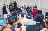 #ParaTodosVerem: Fotografia em ambiente fechado que reúne dezenas de pessoas entre homens e mulheres.