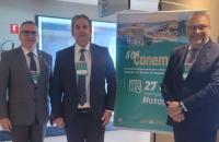 Desembargadores Raimundo Itamar, Paulo Régis e Carlos Zahlouth posam lado a lado para foto durante a assembleia do Conematra, no