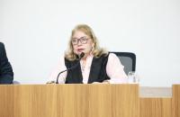 #ParaTodosVerem: Fotografia colorida em ambiente fechado, centralizado a desembargadora presidente do TRT-8.