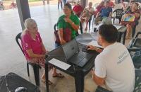 #ParaTodosVerem: Fotografia em ambiente aberto da realização de atendimento.