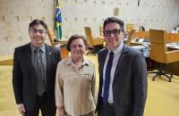 Foto da vice-presidente do TRT8 desembargadora Maria Valquíria Norat e dos servidores Fabrício Hadad e Bruno Andrade.