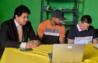Foto colorida de ambiente fechado mostrando a audiência online.