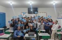 #ParaTodosVerem: Fotografia colorida em ambiente fechado, na foto está presente alunos, professores e servidores da VT de São Fé