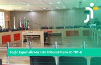 #ParaTodosVerem: Arte gráfica como fundo a sala do Pleno do TRT-8. No canto superior direito, a logo do TRT-8.