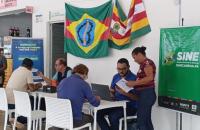 Foto colorida de ambiente fechado mostrando o atendimento das pessoas durante a Ação Itinerante do TRT8.