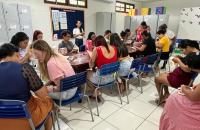 Foto colorida de ambiente fechado mostrando a participação dos estudantes na Semana do Judiciário Fraterno.