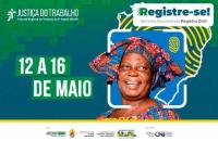 #ParaTodosVerem: Arte gráfica nas cores azul e verde. Do lado esquerdo uma mulher negra com um lenço colorido envolto na cabeça.