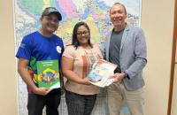 #ParaTodosVerem: Fotografia colorida. Da esquerda para a direita está o padrinho voluntário do Programa Jefferson Mota, a assist