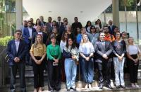 Fotografia na escadaria do edifício sede do TRT-8 que reúne dezenas de pessoas, entre homens e mulheres, lado a lado