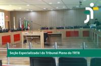 #ParaTodosVerem: Arte gráfica como fundo a sala do Pleno do TRT-8. No canto superior direito, a logo do TRT-8.