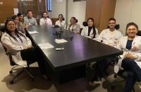 Foto da equipe do TRT8 durante visita ao Hospital Porto Dias, sentados à mesa de reuniões.