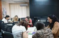 #ParaTodosVerem: Fotografia colorida em ambiente fechado, foto do momento de dinâmica na roda de conversa das participantes. 