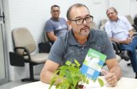 #ParaTodosVerem: Fotografia colorida de um homem branco, ele está sentado e usa óculos de grau. 