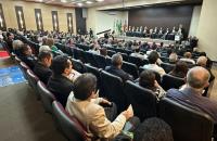 Descrição de imagem: Fotografia do auditório Aloysio da Costa Chaves com diversas pessoas. 