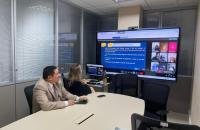 Foto em ambiente fechado mostrando a reunião na sala da ouvidoria do TRT-8.