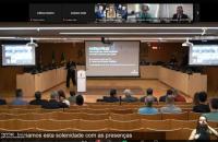 Imagem em ambiente fechado mostrando o auditório do TRT-18 e participantes das audiência pública remota 