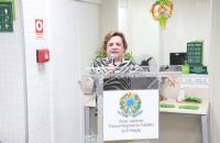 Foto colorida em ambiente fechado mostrando a abertura da Semana da Pauta Verde pela vice-presidência do TRT-8.