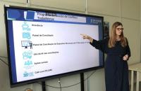  Foto de servidora durante apresentação de programas do TRT8 na RAE 2025.