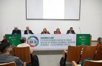 Foto colorida de ambiente fechado mostrando a mesa de abertura do Seminário de Mudanças Climáticas.
