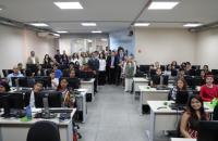 Foto colorida em ambiente fechado mostrando a turma de informática do Programa de Erradicação do Trabalho Infantil.