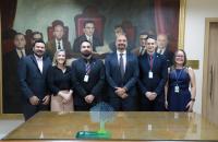 Foto dos novos assessores, ao lado do desembargador Fernando de Jesus Lobato Junior e demais colegas de gabinete.