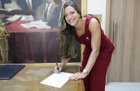 Foto da nova servidora do TRT8, Emanuelle Costa, durante a assinatura do termo de posse.