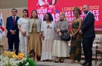Fotografia em ambiente fechado que reúne sete pessoas, sendo cinco mulheres e dois homens. 