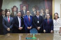 Foto do servidor nomeado. Ele posa ao lado de magistrados e da diretora-geral após cerimonia de posse na antessala da presidênci