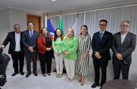 Foto em ambiente fechado mostrando representantes do TRT-8 e da Receita Federal.